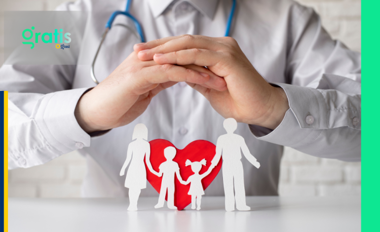 Porodica sa lekarom simbolizuje zaštitu kroz health insurance osiguranje.