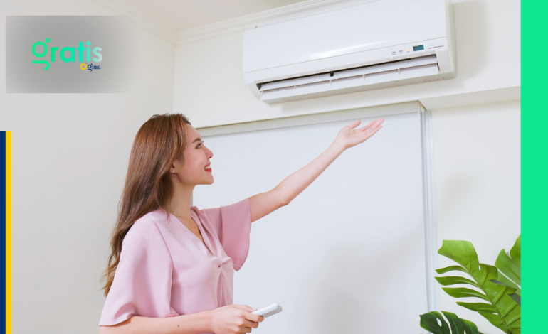 Inverter klima uređaj montiran na zid u modernoj dnevnoj sobi